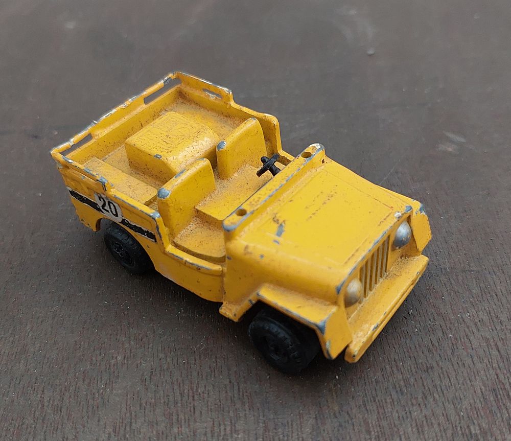 מכונית מתכת ישנה. מסיבית כבדה , עים הנעה קפיצית בגלגלים, אורך 8 ס"מ