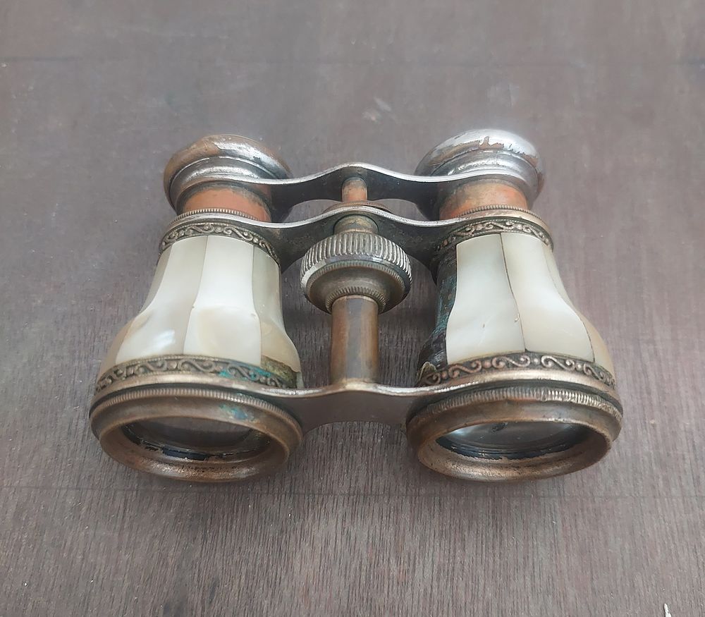 משקפת קולנוע ישנה מאד , מצב טוב פגעי זמן חוסרים.