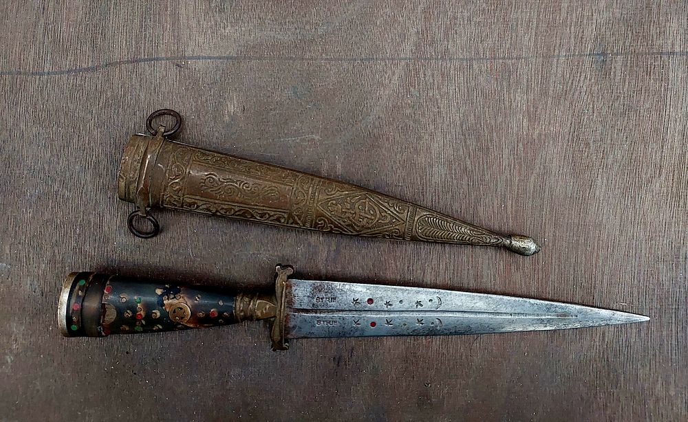 חרב סורית ישנה חתומה , , עים נדל נחושת וידית מעוטרים, אורך 30 ס"מ מצב טוב מאד.,