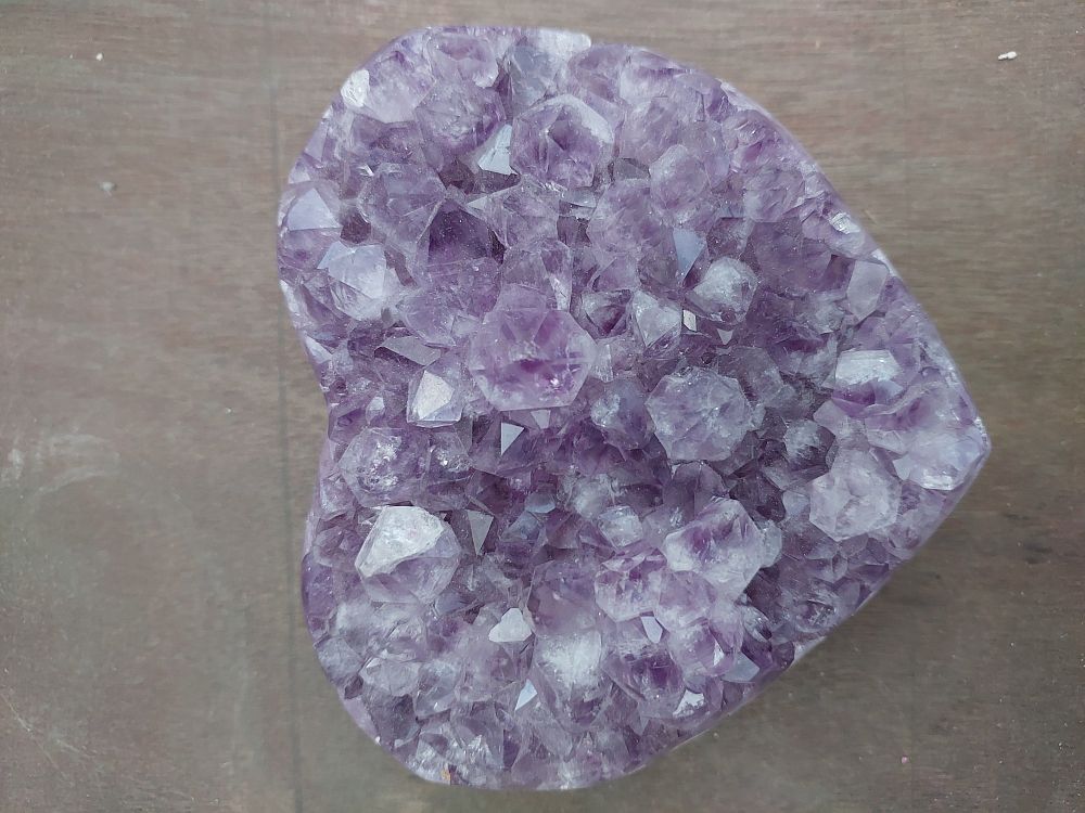 אבן אמטיסט [ אחלמה]. מינרלית , יפיפיה מעוצבת, לב", קוטר: 13 ס"מ , משקל: 1,200g.