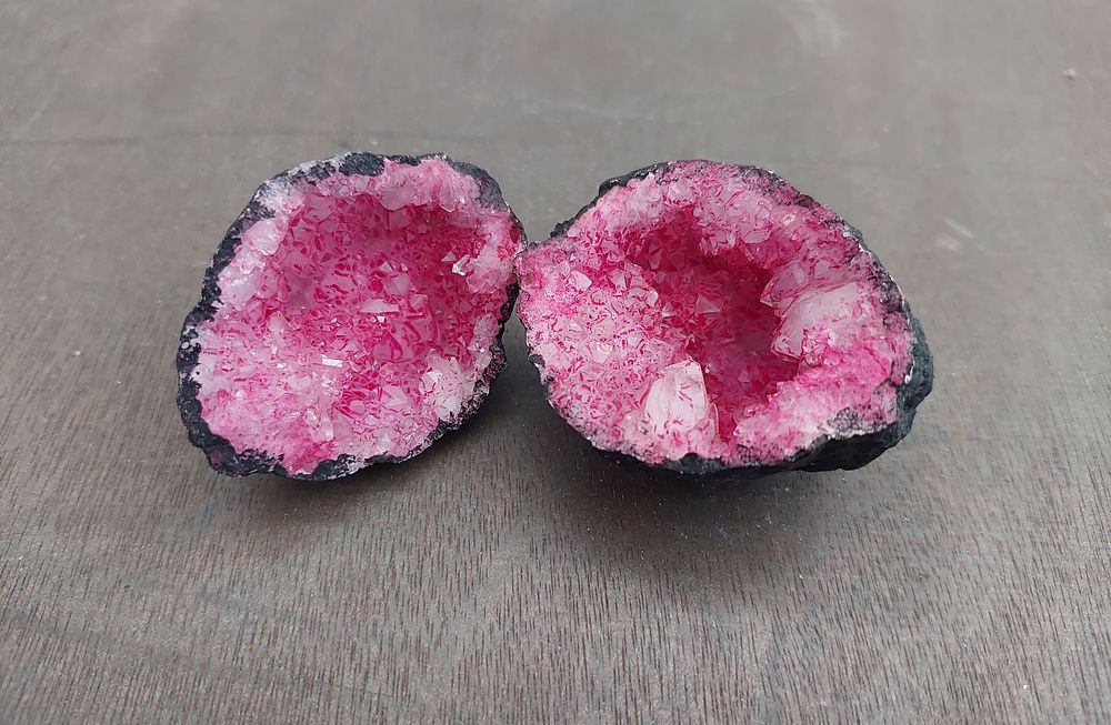 אבן קוורץ אדומה , מינרלית, מידות אבן סגורה 7.5 ס"מ. פריט מרשים.