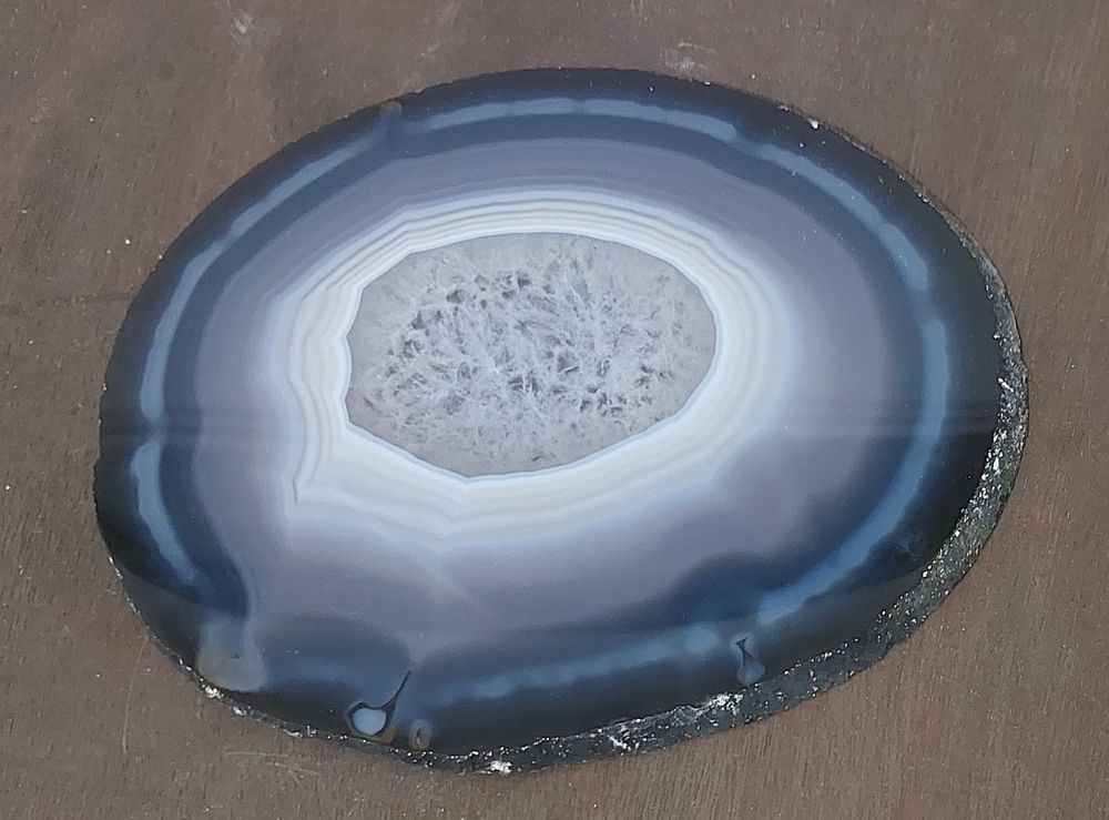 פלח אמטיסט מינרלי מדהים, מידות: 20&times;16 ס"מ. פריט מושלם לעיצוב.