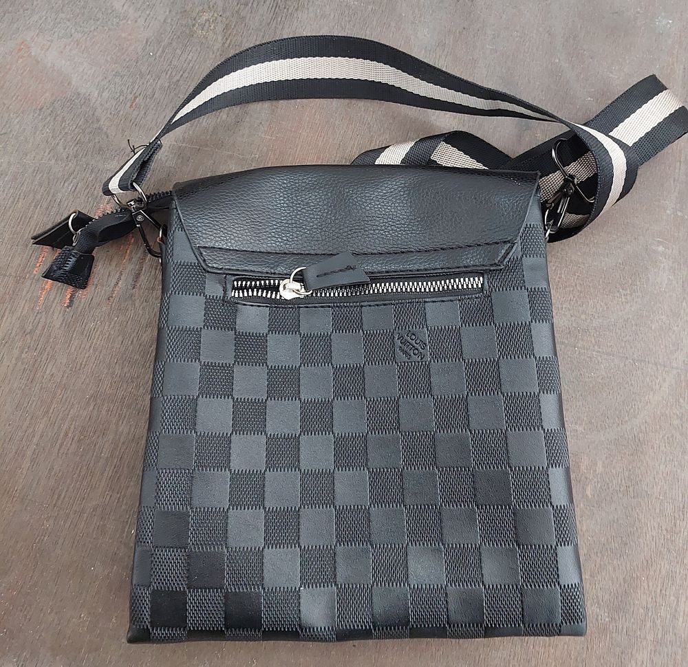 תיק לגבר איכותי, עור שחור , מעצבים, ל. ויטון", מצב חדש. יימכר כ-לא מקורי.