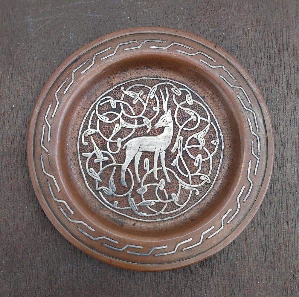 צלחת נוי , נחושת אדומה , עים תבליטים מכסף , סגנון דמשקאי. קוטר: 11ס"מ.