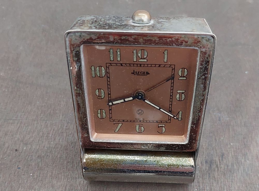 שעון שולחני ישן. ייגר" שווצרי , מכני מעורר, במצב עבודה. פריט מושלם.