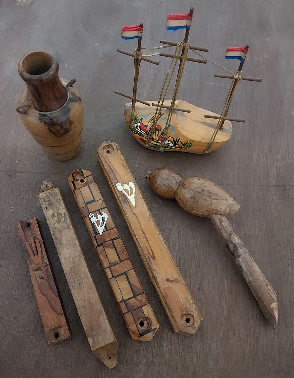 לוט פרטיי עץ זית ישנים.