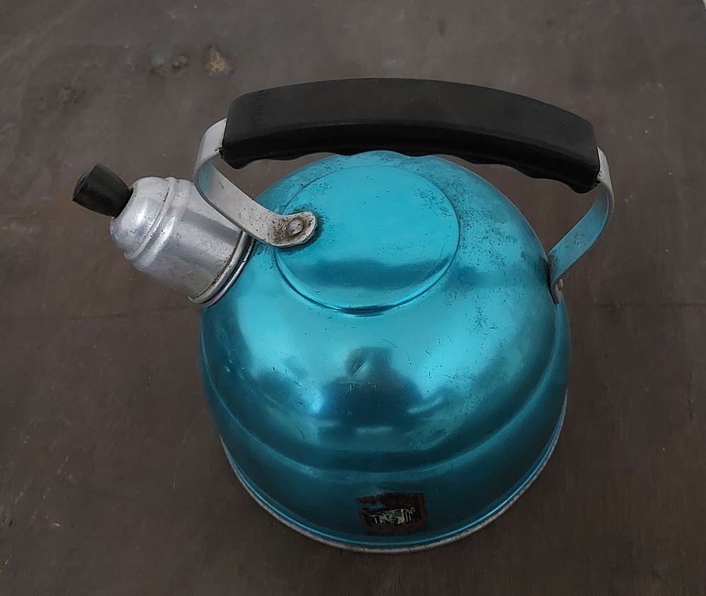 קומקום שנות 50 תוצרת ישראל חתום, אלומניום תכלת, מצב מצוין [ הצ'ופצ'יק של הקומקום]