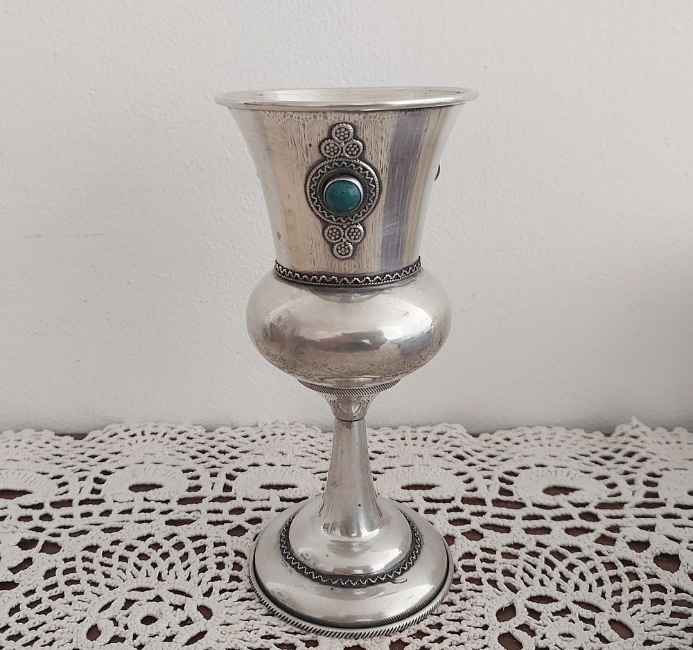 גביע גדול, כסף סטרלינג, שנות 50, צדוק" חתום , פילגרן 3 אבני טורקיז מינרלי, 117g, גובה: 16 ס"מ, מצב טוב מאד.