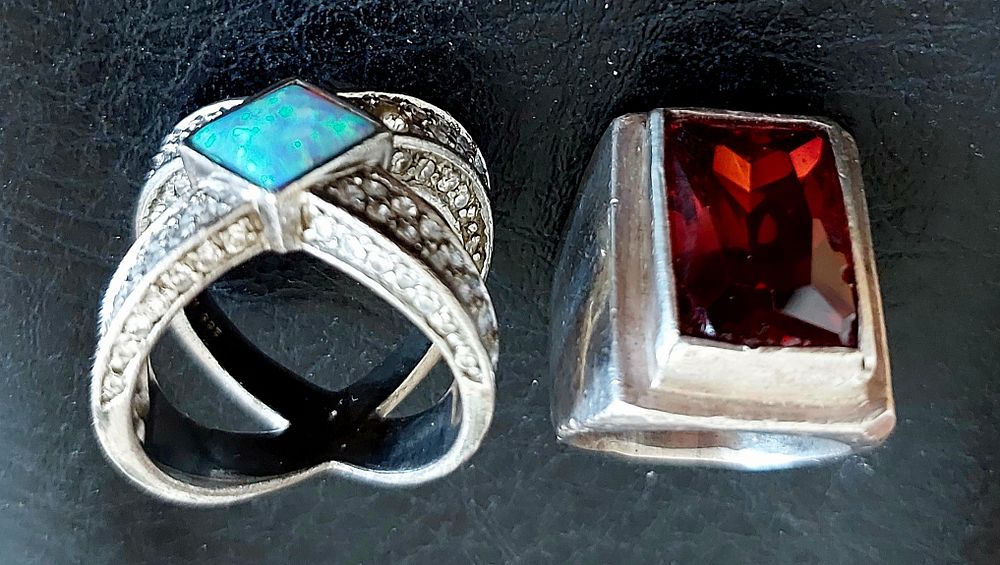 2 טבעות גדולות, כסף 925 חתום, אבני חן , גרנט אדום/ אופל. משקל כולל 42g. מידה 18.