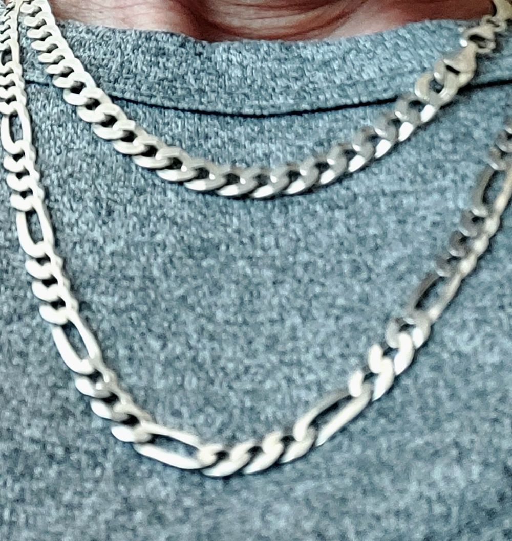 2 שרשראות לגבר , כסף 925 חתום, משקל כולל: 34.5g אורכים: 45/ 55 ס"מ. מצב טוב מאד.