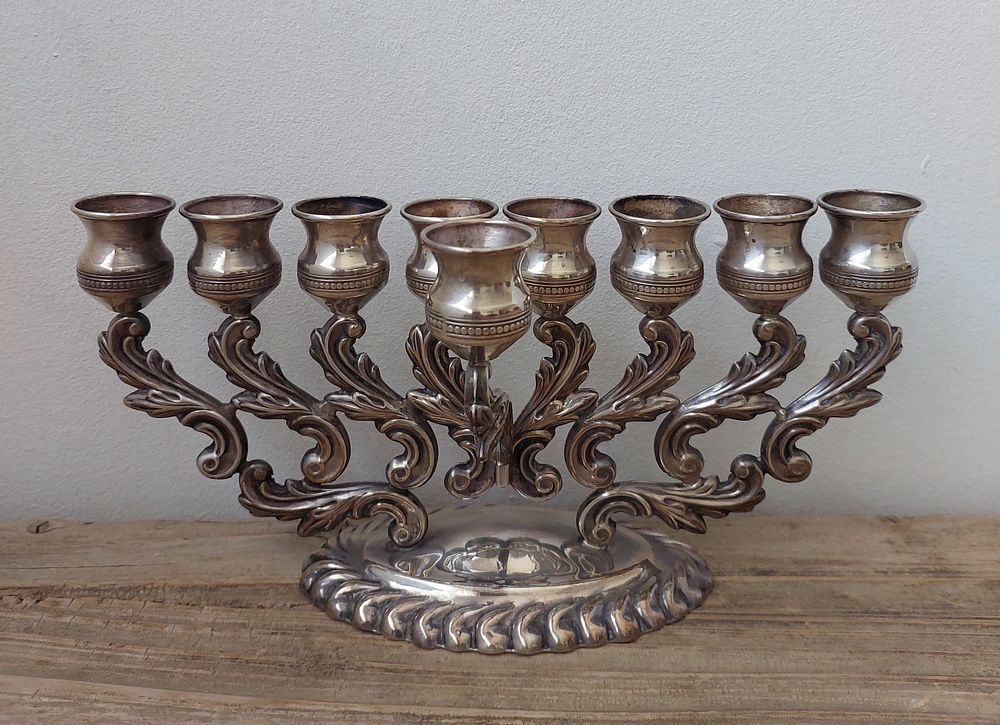 חנוכיה. כסף סטרלינג 925. הצורפים" 340 גרם , 27 &times; 14. ס"מ , שמש נישלף. מצב כמו חדש.