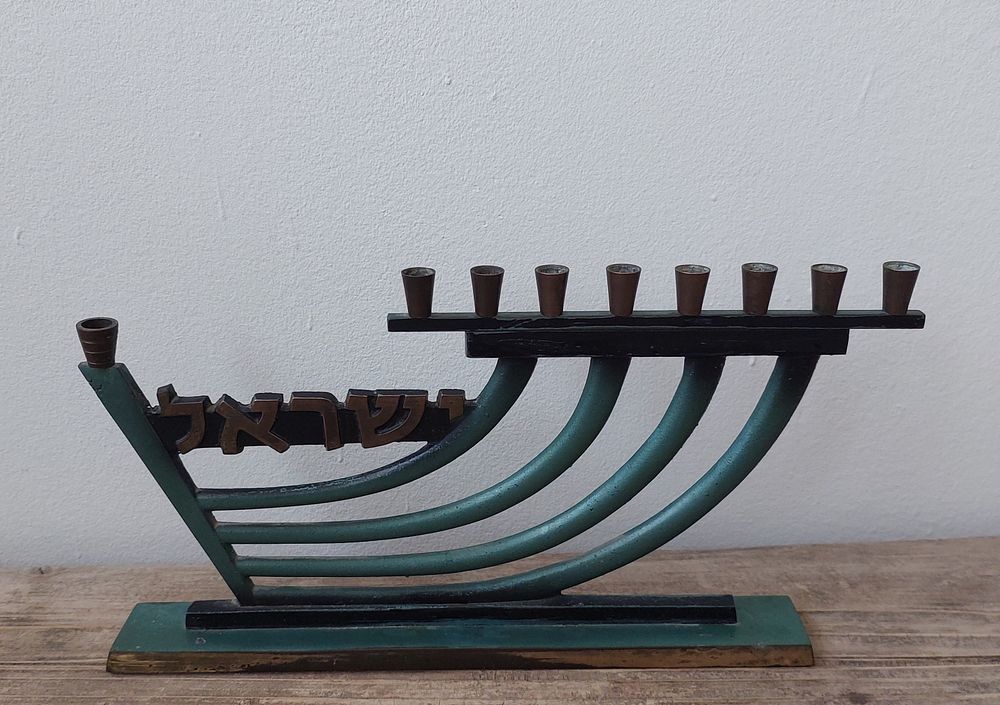 חנוכיה ישנה . פל - בל" חתום. 14&times;26 ס"מ. מצב מושלם מבית של אספן.