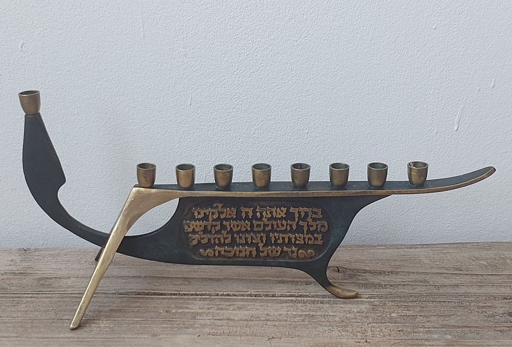 חנוכיה. דגם לא שכיח. תוצרת ישראל שנות 50, מודפסת משני כיוונים , עברית / אנגלית , 27 &times; 12 ס"מ. מצב מושלם. מבית של אספן.