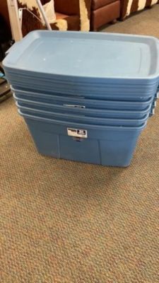 5 New Condition 31 Gallon Totes with Lids. 5 blue 31 gallon tubs