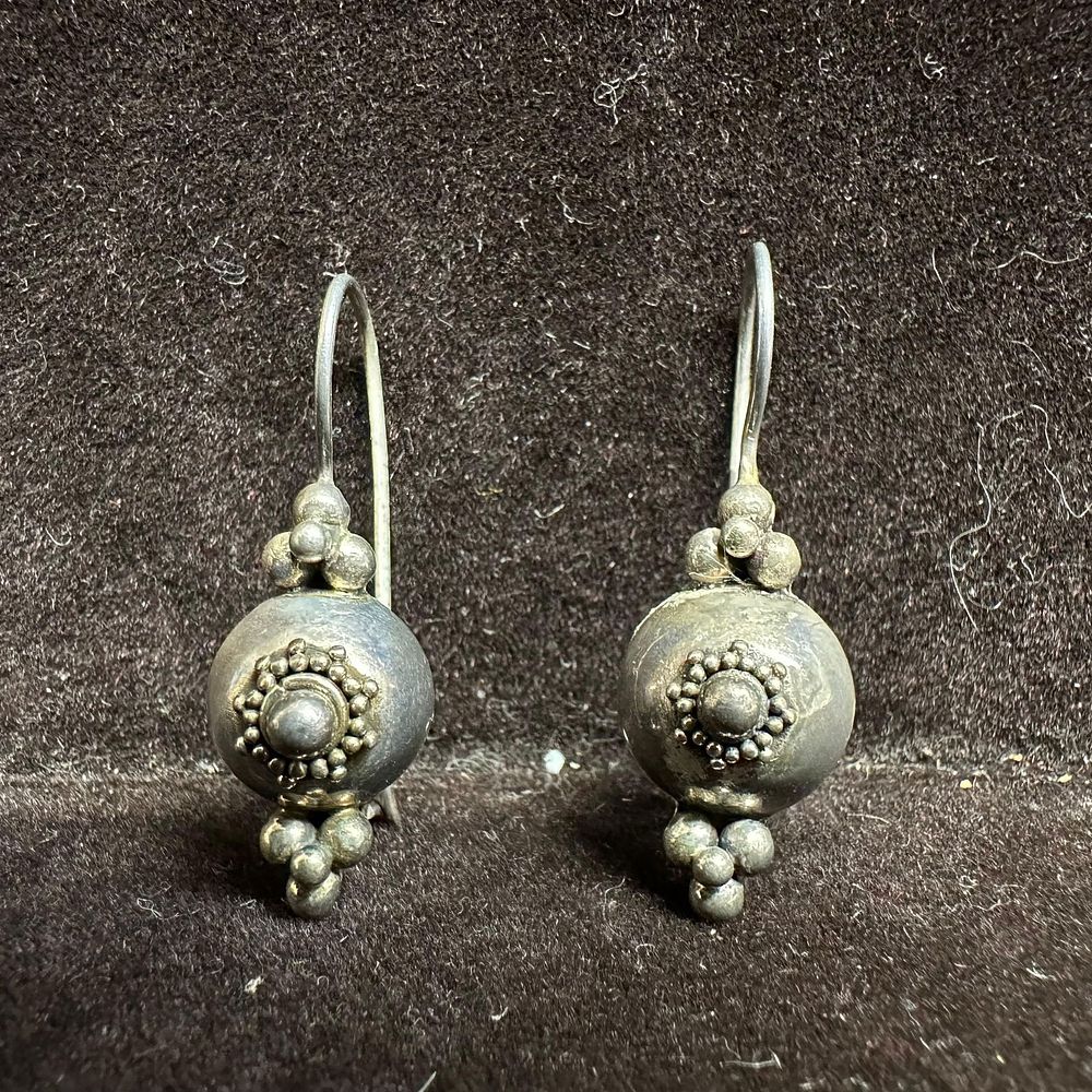 Lot 35: 925 BA Ethnic Sterling Silver Granulated Bead Earrings L33