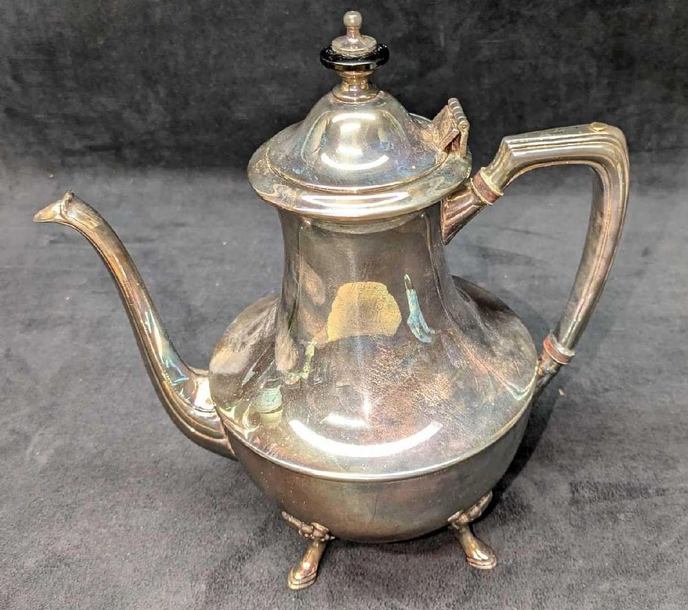 Vintage Silver Plated Crescent Tea Pot. This is approx 9" x 6" x 10" and it weighs 1.90lb. 