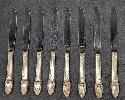 8 Vintage Rogers Bros First Love Dinner Knives. Each Silver Plated Knife Is approximately 3/4" 
