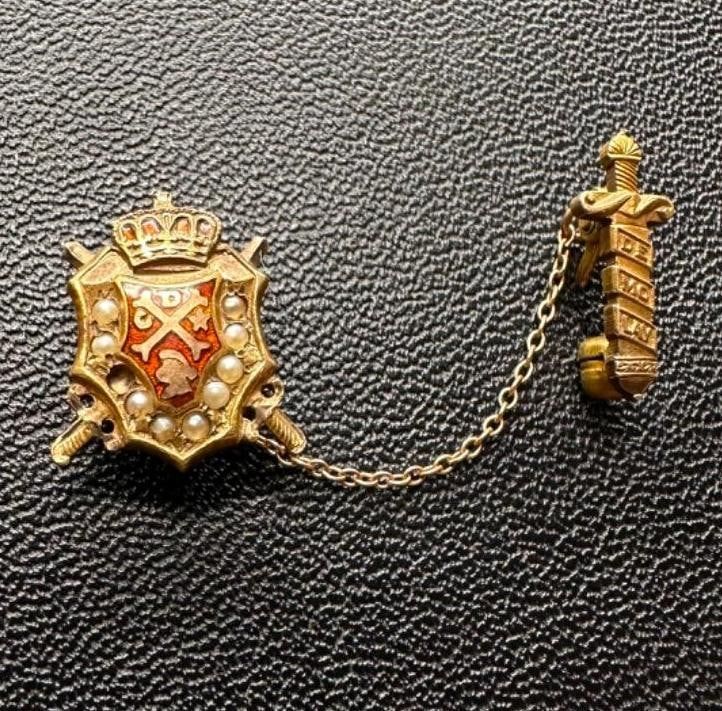 Lot 454: Antique 10k Gold Demolay Masonic Youth Pin