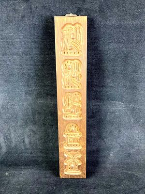 Dutch Wooden Wall Souvenir Plank. Up for auction is a recent estate find, a Dutch souvenir 