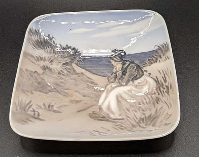 Royal Copenhagen Square Dish "Fano" Woman Sand Dunes. This porcelain square dish or tea bag 