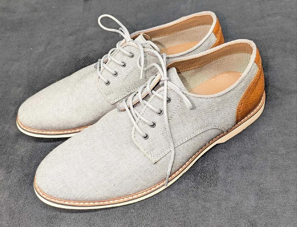 Men's Size 10 Steve Madden Oxford Shoes. Does not come with the original box. Each shoe is 