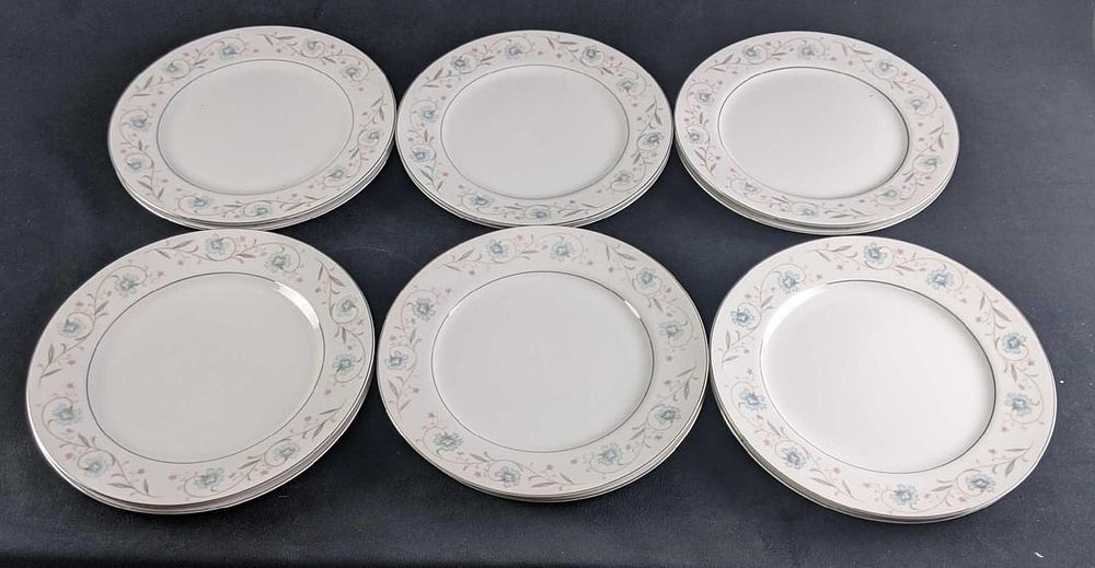 Lot 451: Set of 12 English Garden Porcelain Dinner Plates