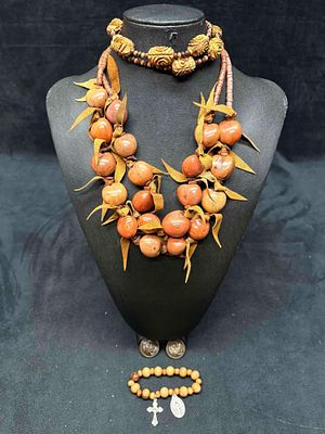 4pc Jungle Themed Wooden Mixed Costume Jewelry Lot. This lot contains 4 pieces of costume 