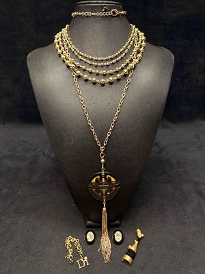 5pc Gold Glamour Mixed Costume Jewelry Lot. This lot contains 5 pieces of costume jewelry, all 
