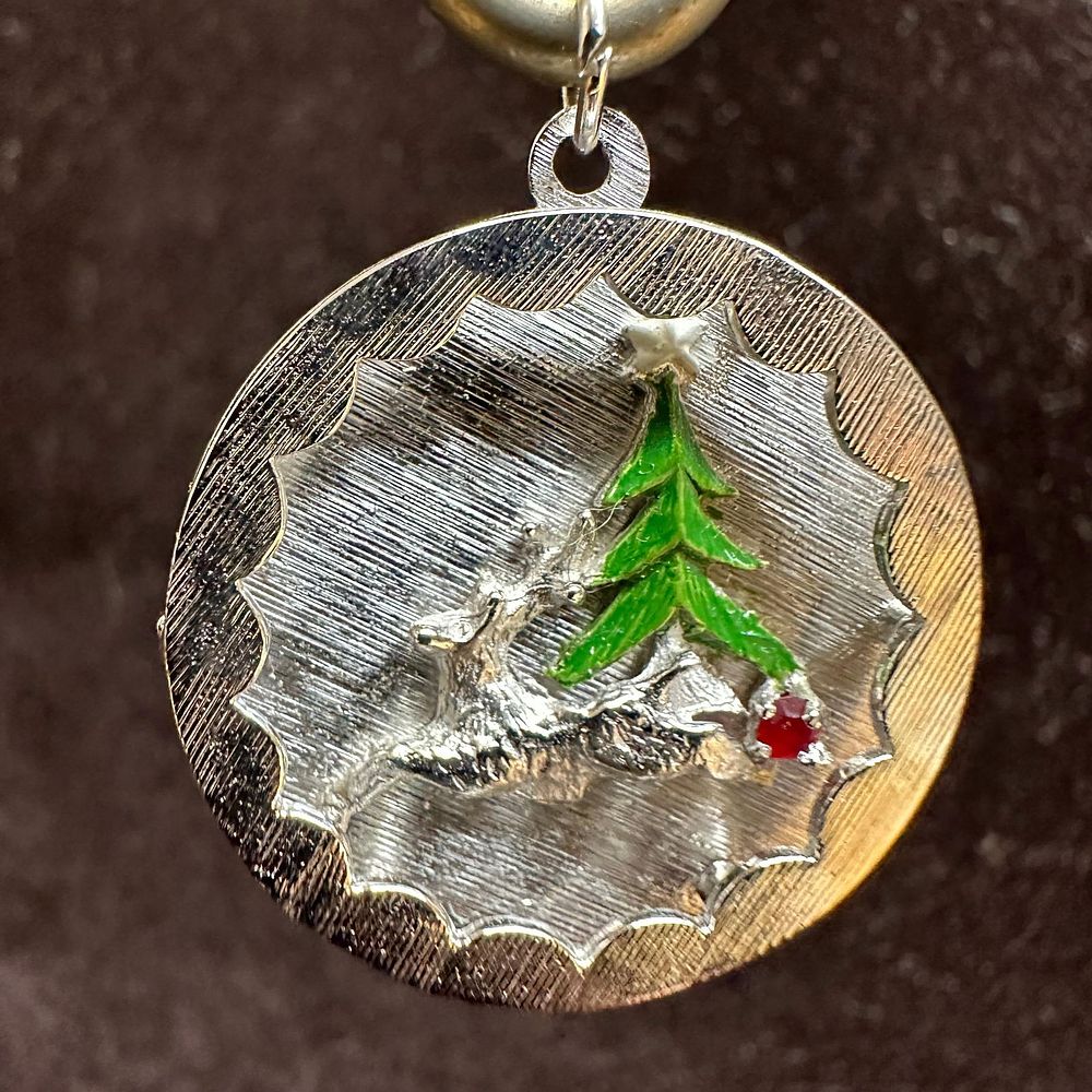 Lot 221: M and M Sterling Silver Reindeer Christmas Tree Pendant Q60