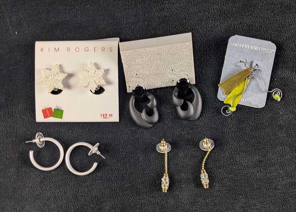 Lot 472: Assorted Fashion Earrings