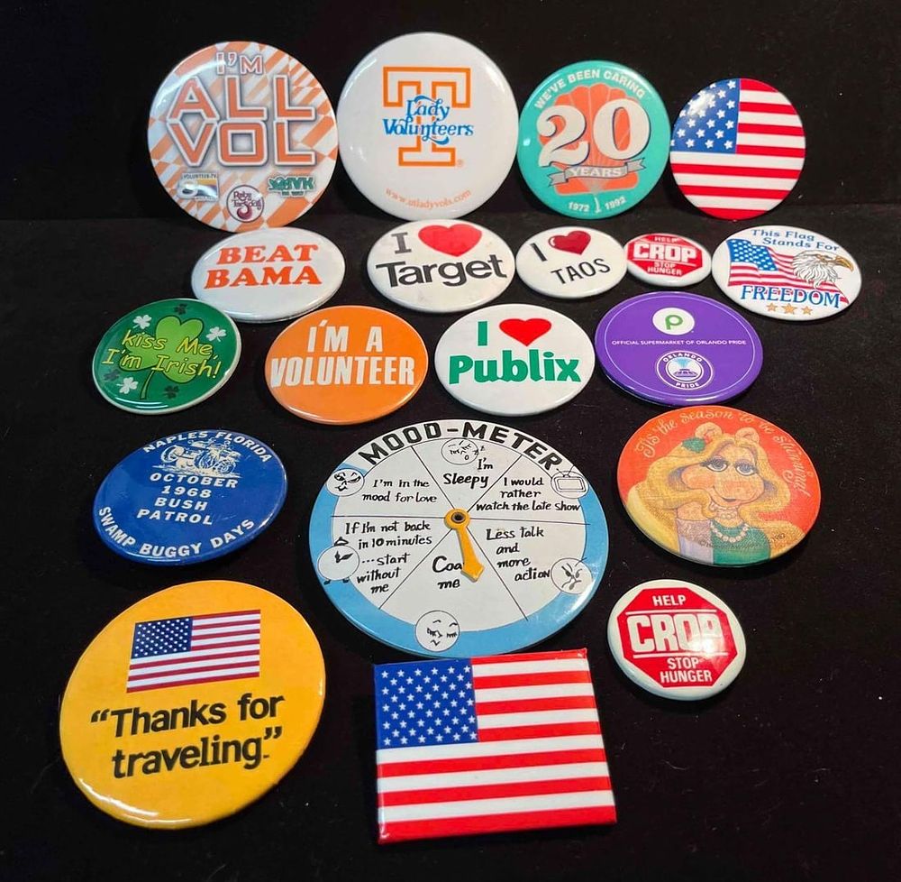 Bundle Of Random Buttons (F18). This lot contains a Bundle Of Random Buttons (F18). The buttons 