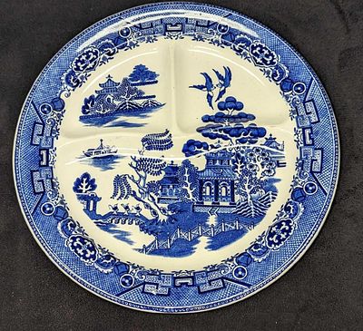 Vintage Blue Willow Separated Fine China Plate. This is approx 11" x 11" x 1" and it weighs 