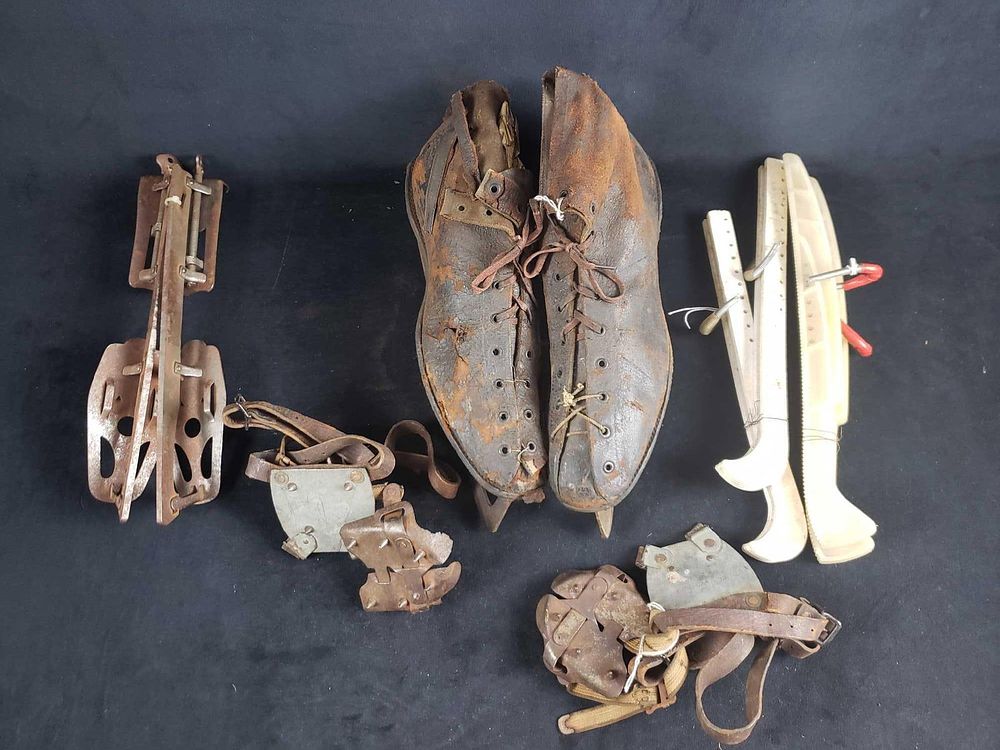 Lot 426: Antique Mens Shoe Skates Feather Weight Winchester Size 11 and Accessories