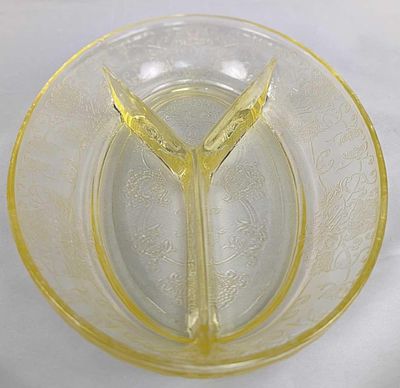 Vintage Yellow Florentine Divided Relish Glass Platter. Is approx 10" x 6 1/4" x 1 1/4" and it 
