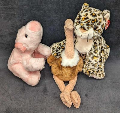 Beanie Buddies Sneaky Stretch Squealer Bea Bags. This lot includes: 
(1) Sneaky. Was released in 