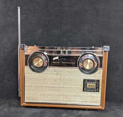 Vintage Arvin AM/FM Twelve Transistor Radio.This is a vintage Arvin AM/FM twelve transistor 