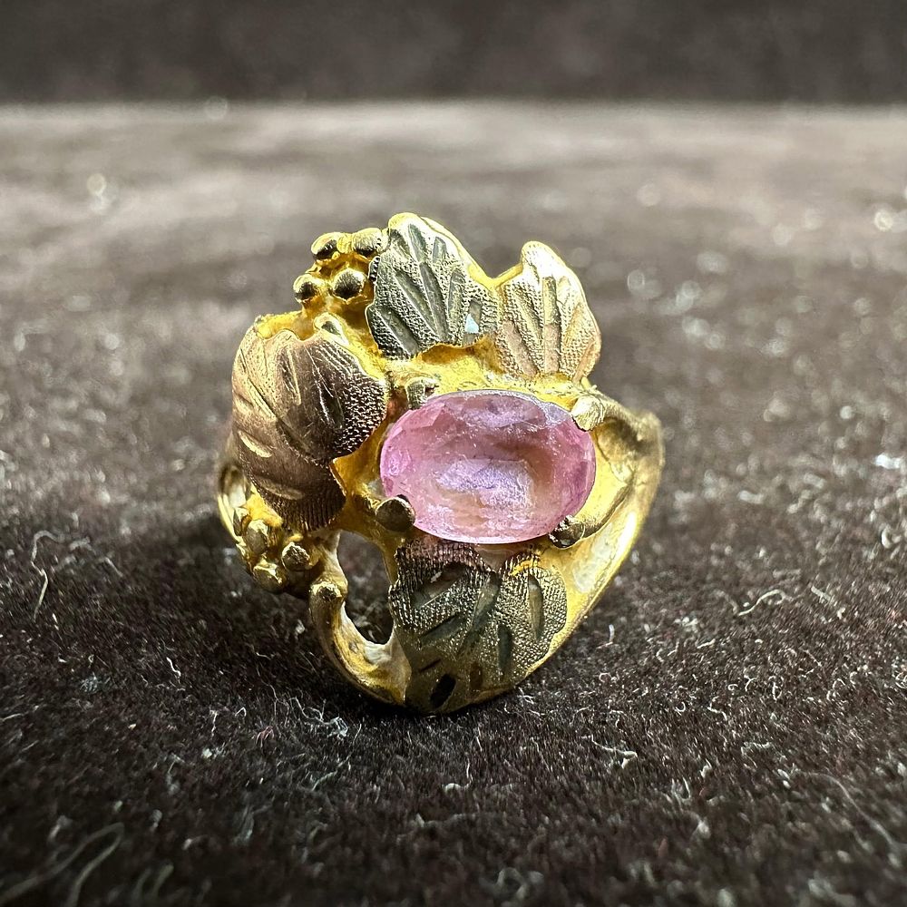 Lot 452: Tri-Color Leaves Leaf Motif Black Hills 10K Yellow Gold Pink Stone Ring M17