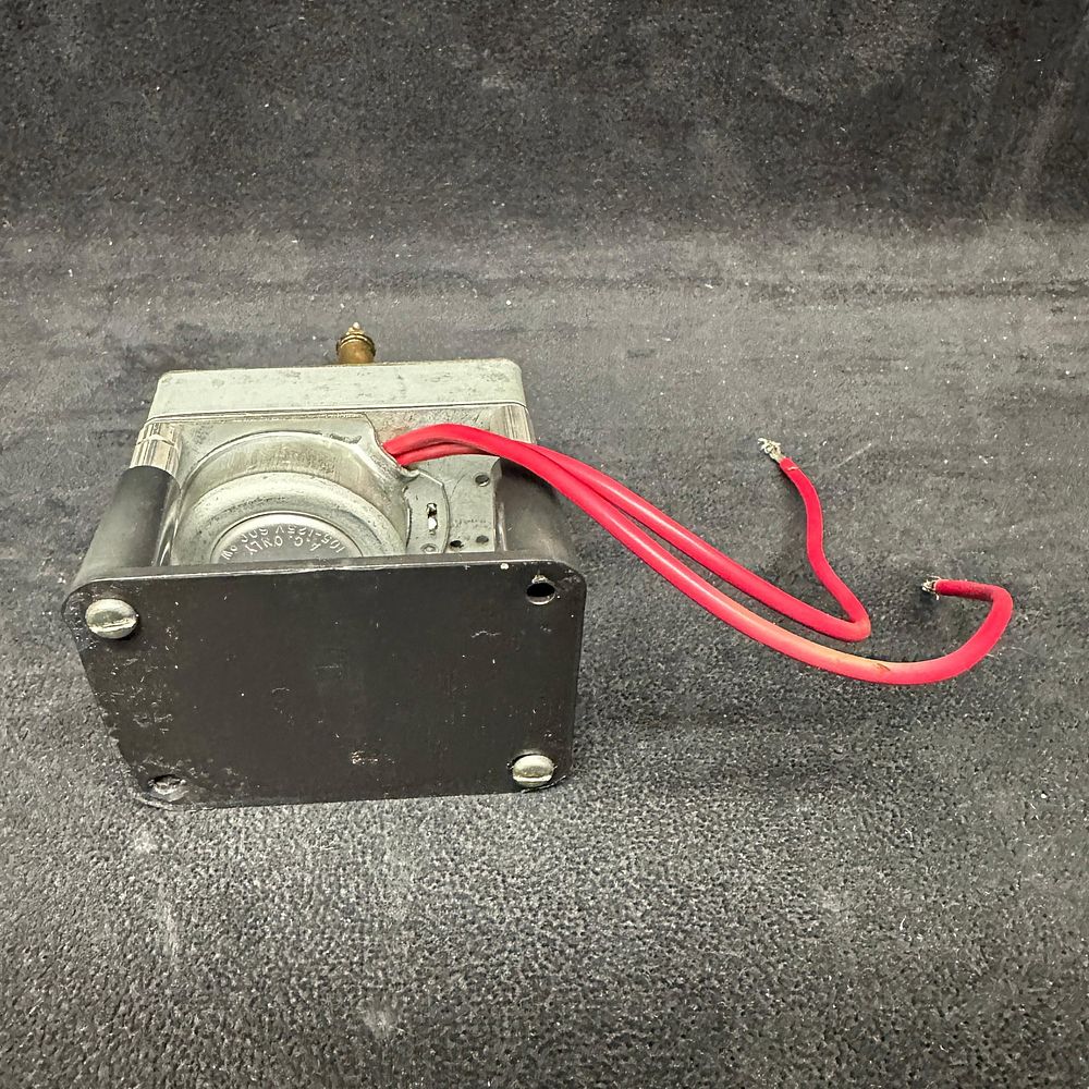 Lot 326: Lanshire Motor XL7 Clock Movement