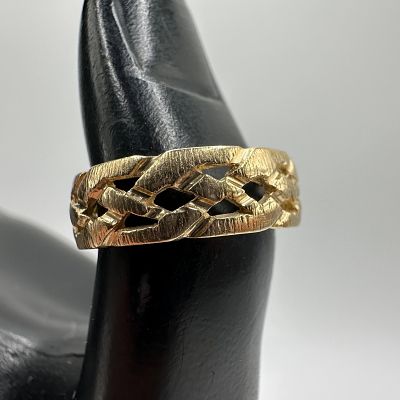 14K Yellow Gold Celtic Knot Style Braided Band Ring. This item is in good pre-owned, previously 