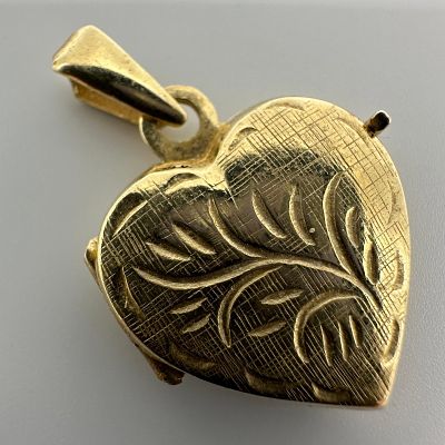 14K Italy Yellow Gold Heart Pendant Photo Locket Etched Scroll Design Engraving. This item is in 