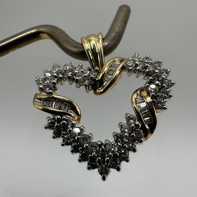 14K Gold Diamond Encrusted Wrapped Heart Pendant W85. This item is in good pre-owned, previously 