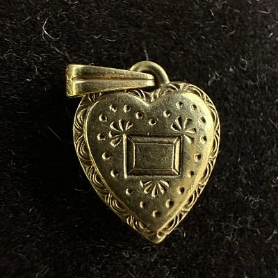 10K Heart Shaped Pendant Small Gold Jewelry. This item is in good pre-owned, previously 
