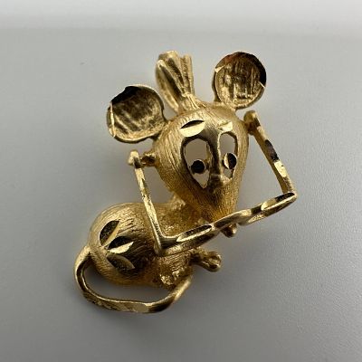 Michael Anthony 14k Solid Yellow Gold Mouse Wearing Glasses Charm Pendant. This item is in good 