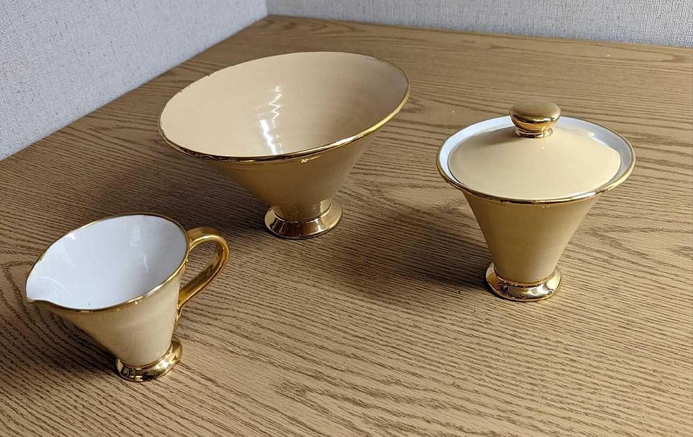Lot 451: Colorful Porcelain Gold Rimmed Pinch Pot Creamer & Sugar Bowl