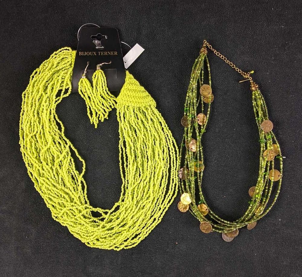 Lot 452: Necklace and Earing Set