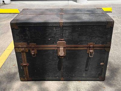 Vintage London Trunk & Bag Co. New York Chest. This lot contains a Vintage London Trunk &amp; 