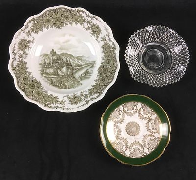 3 Assorted Vintage Bowls. This set of bowls is in good condition. There are no chips or cracks 