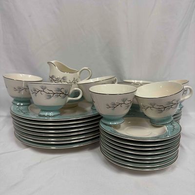 Vintage Cavalier Eggshell Homer Laughlin Turquoise Line Leaves Romance 33 Piece Set. The lot 