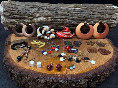 16pc Colorful Collection of 70s Mixed Jewelry. This lot contains 16 pieces of costume jewelry 