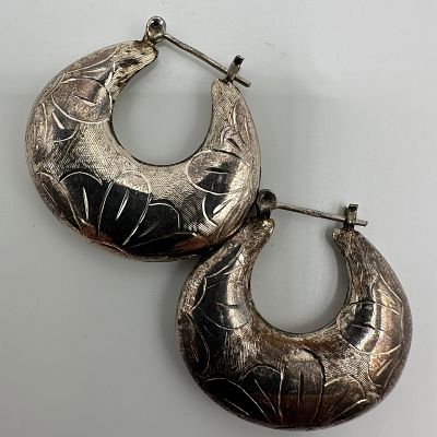 Intricate Etched Floral Design Hoop Earrings Sterling Silver M5. This item is in good pre-owned 